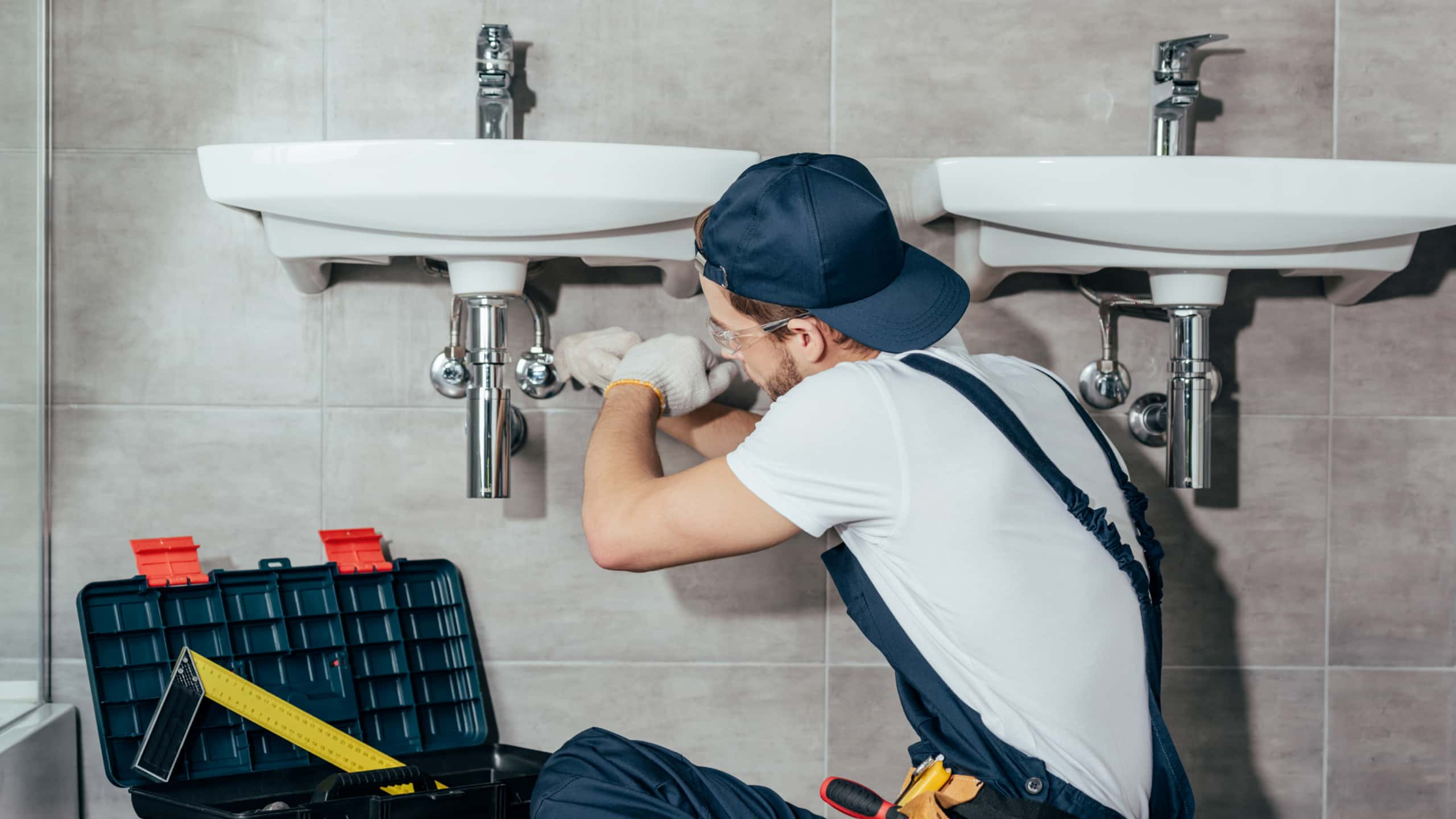 What is the Difference Between DIY and Professional Plumbing Quotes